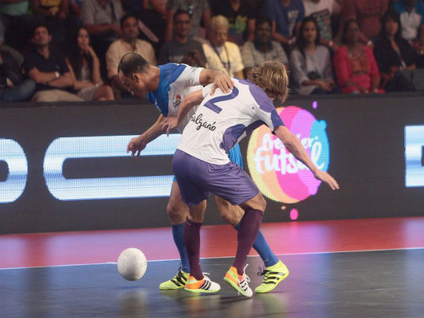 Cafu (blue) in action