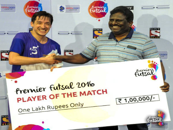 Kochi 5s' Chaguinha with his man of the match award
