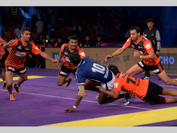 Players of U Mumba and Dabang Delhi in action during the Pro Kabaddi League match at Sawai Mansingh Indoor Stadium in Jaipur on Friday (July 1). Players of U Mumba and Dabang Delhi in action during the Pro Kabaddi League match at Sawai Mansingh Indoor Stadium in Jaipur on Friday (July 1).