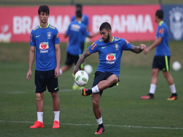 Gabriel Barbosa (right)