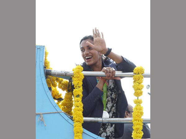 Sindhu waves at her fans