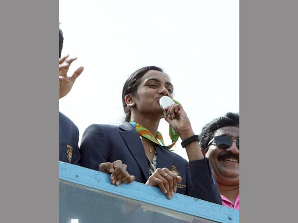 Sindhu kisses her silver medal