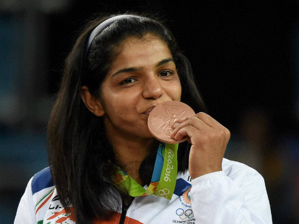 Sakshi kisses her bronze medal