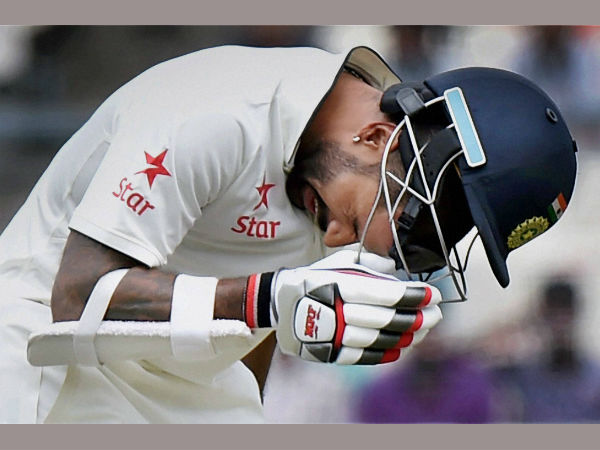 Boult injures Shikhar's thumb Boult injures Shikhar's thumb