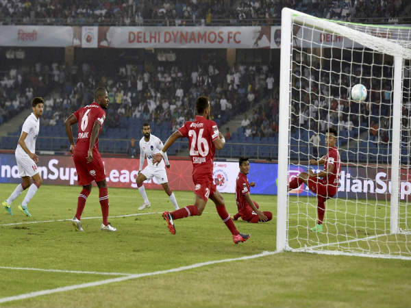 NorthEast United FC (red) and Delhi Dynamos NorthEast United FC (red) and Delhi Dynamos