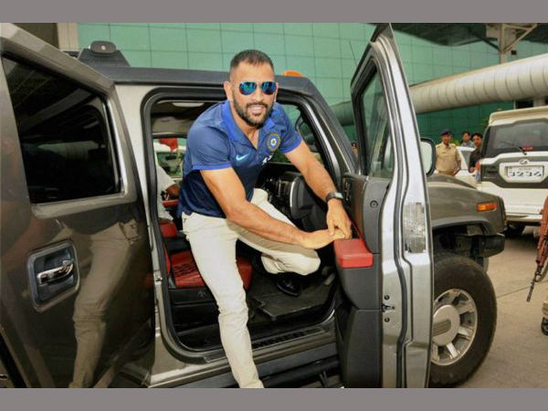 MSD arriving in his Hummer