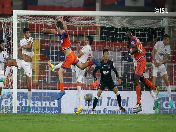 Mohammed Sissoko attempts a header