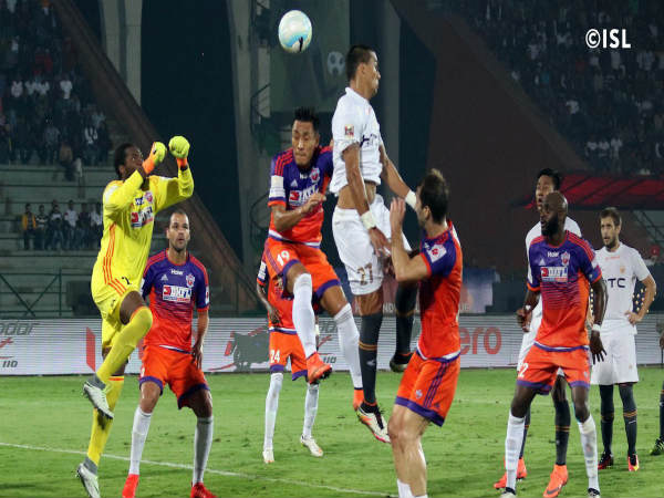 NorthEast and FC Pune City players