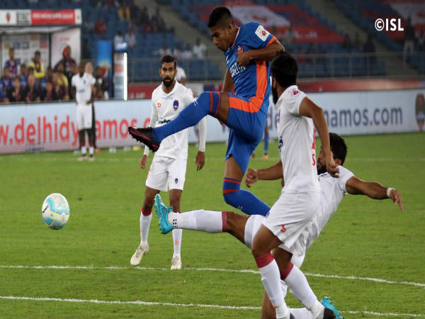 Delhi Dynamos (white) and FC Goa players
