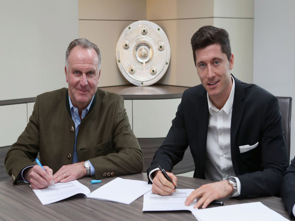 Robert Lewandowski (right) signs contract extension (Image courtesy: Bayern Munich Twitter handle) Robert Lewandowski (right) signs contract extension (Image courtesy: Bayern Munich Twitter handle)
