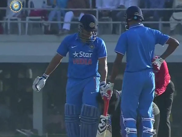 Dhoni acknowledges fan's emotional gestures