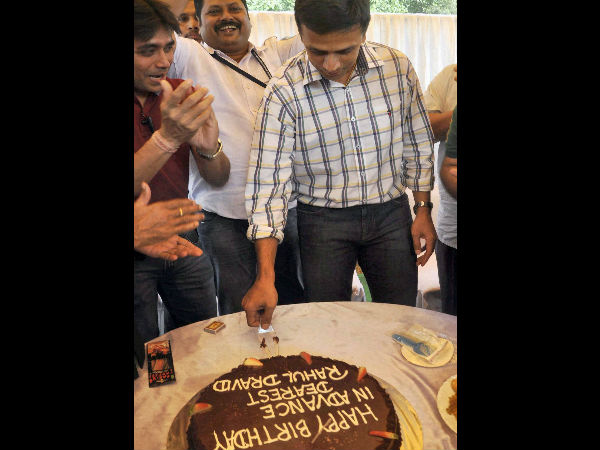 Celebrates birthday with fans Celebrates birthday with fans