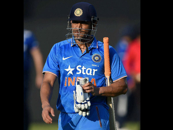 MS Dhoni leaves after the end of the innings