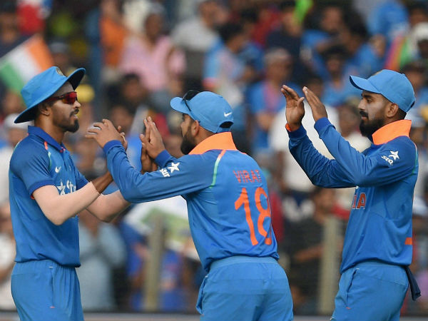 Team India celebrate Joe Root's wicket