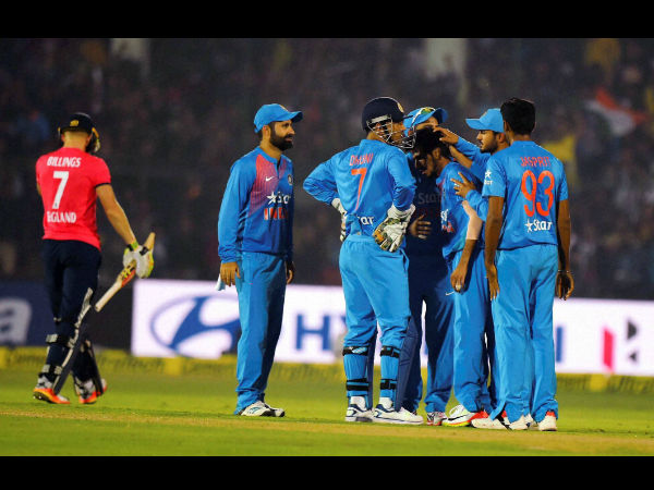 Yuzvendra Chahal removes Sam Billings