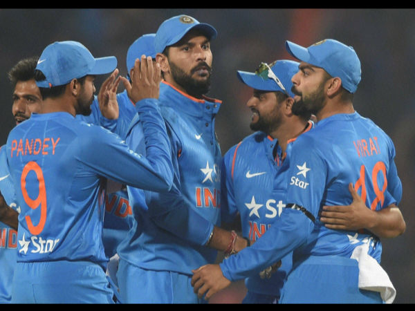 Team India celebrate Jason Roy's wicket