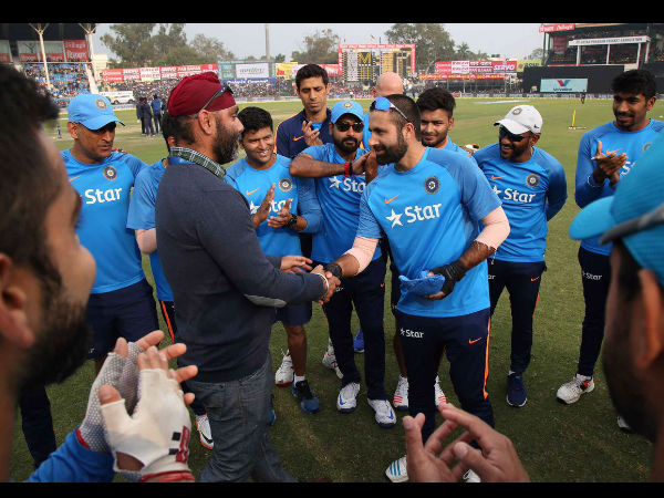 Parvez Rasool under attack for 'insulting' National Anthem during 1st T20I Parvez Rasool under attack for 'insulting' National Anthem during 1st T20I