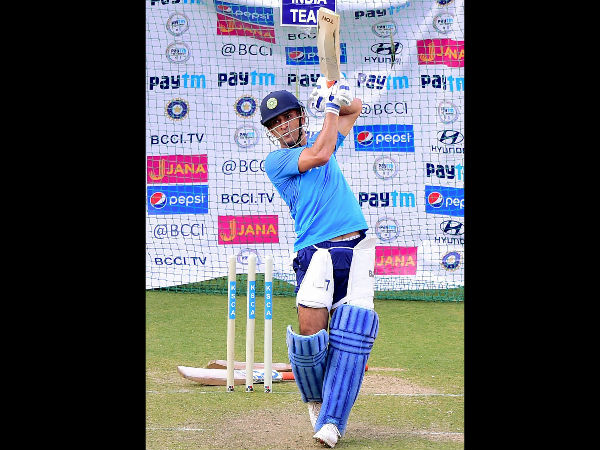 MS Dhoni practicing in the nets