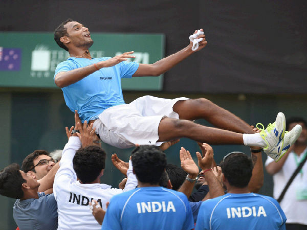 Ramkumar Ramanathan (centre)