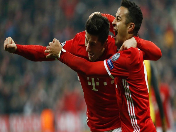 Robert Lewandowski (left) celebrates with Thiago Alcantara (Image courtesy: Champions League Twitter handle)