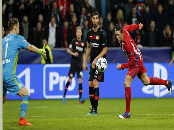 Fernando Torres (right) scores (Image courtesy: Atletico Madrid Twitter handle)