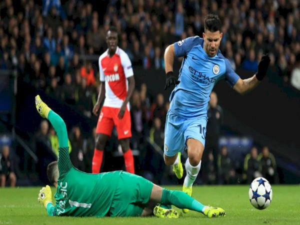 Sergio Aguero (right) scores past AS Monaco goalkeeper (Image courtesy: Manchester City Twitter handle)