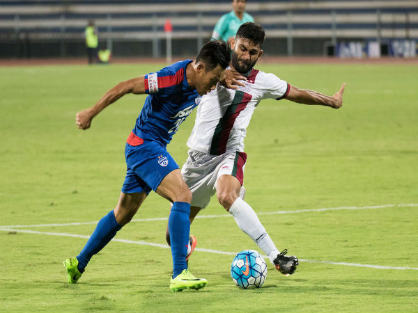 Udanta Singh (blue jersey) against Anas Edathodika (Image courtesy: Bengaluru FC Twitter handle)