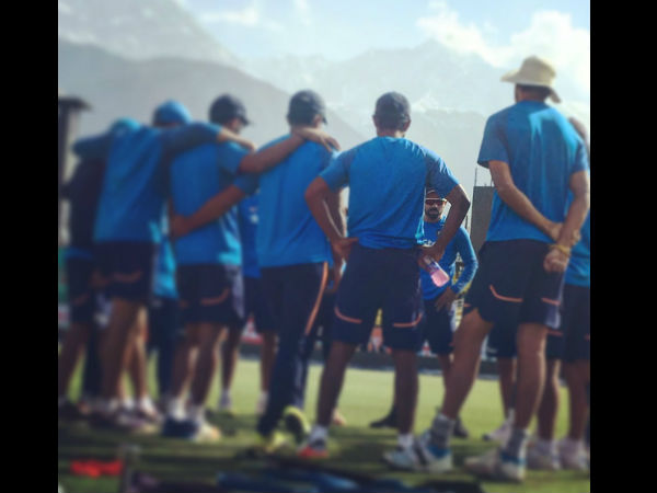 Virat Kohli talks to teammates