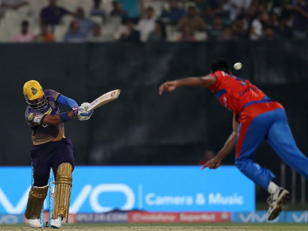 Robin Uthappa plays a shot against Gujarat. Image Courtesy: BCCI