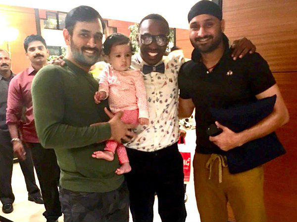 Bravo-Harbhajan spend time with baby Ziva