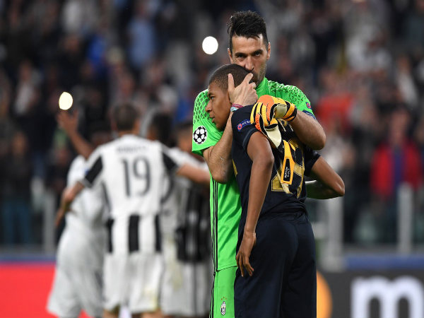 Gianluigi Buffon consoles Kylian Mbappe (Image courtesy: Champions Twitter handle)