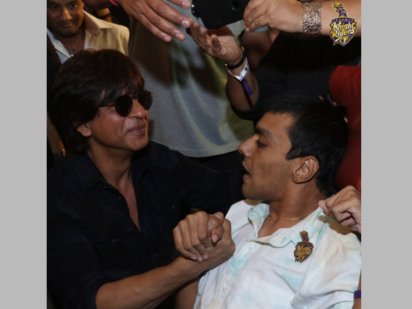 Shah Rukh Khan (left) with a KKR fan