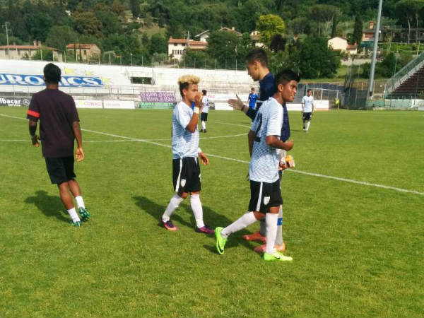 Indian players shake hands with Italians