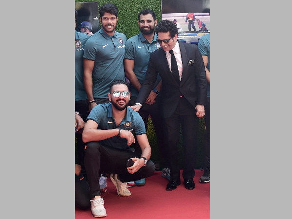 Sachin Tendulkar with Team India players
