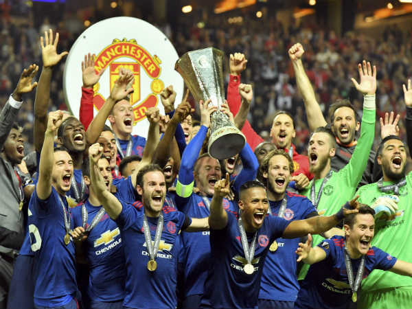 Manchester United players with Europa League trophy