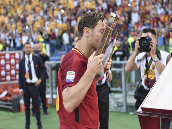 Francesco Totti kisses his memento