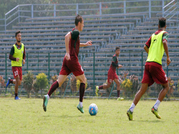 Daryl Duffy (centre) in action for Mohun Bagan (Image courtesy: Mohun Bagan Twitter handle) Daryl Duffy (centre) in action for Mohun Bagan (Image courtesy: Mohun Bagan Twitter handle)