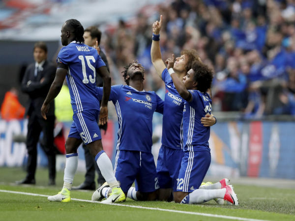 Victor Moses (left) with Chelsea teammates