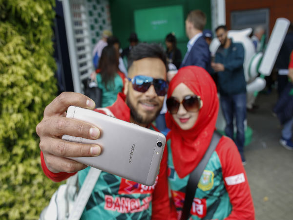 Bangladeshi fans click selfie with OPPO F3