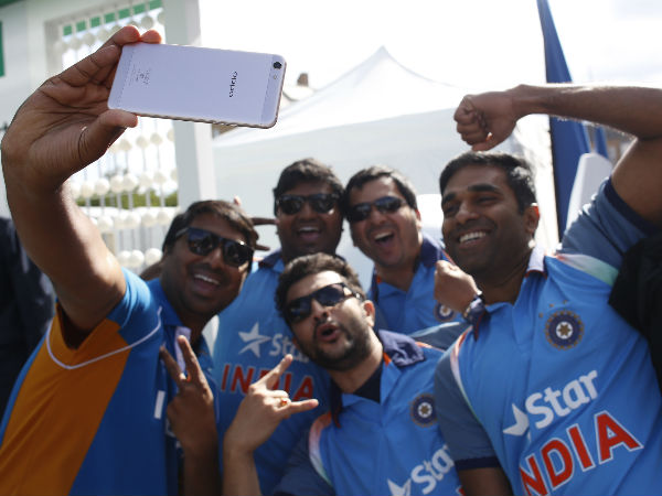 5. Indian fans click selfie with OPPO F3