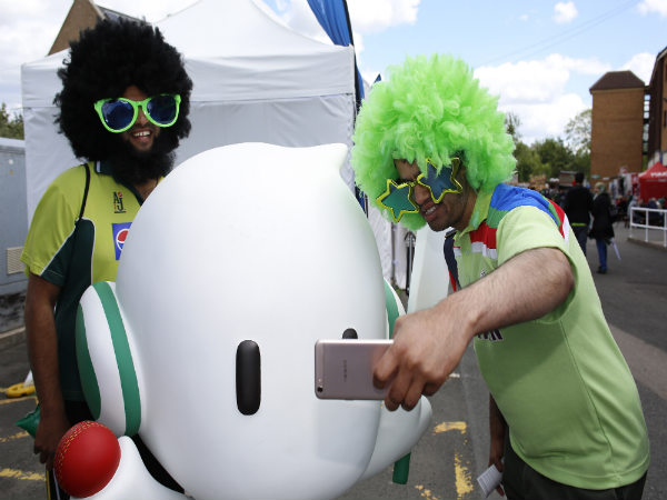 Fans take selfie with OPPO F3