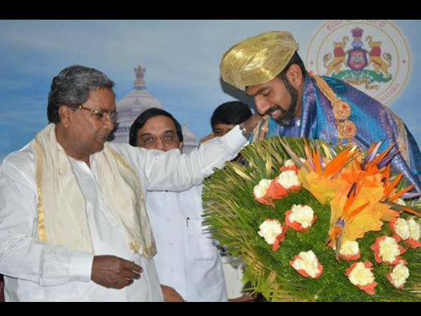 Siddaramaiah present Rohan Bopanna with bouquet