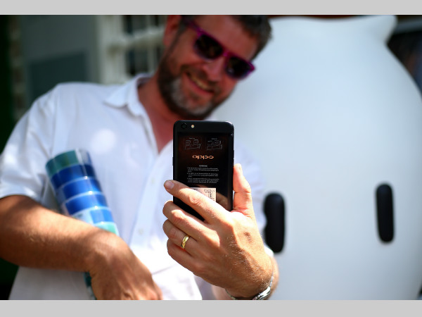 A fan takes a selfie with OPPO F3 phone at The Oval