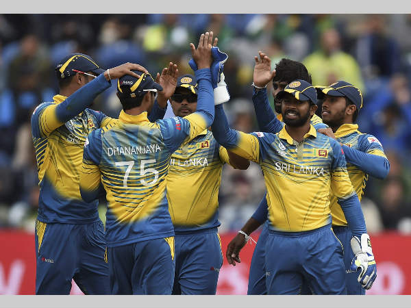 Sri Lankan players celebrate a Pakistan wicket