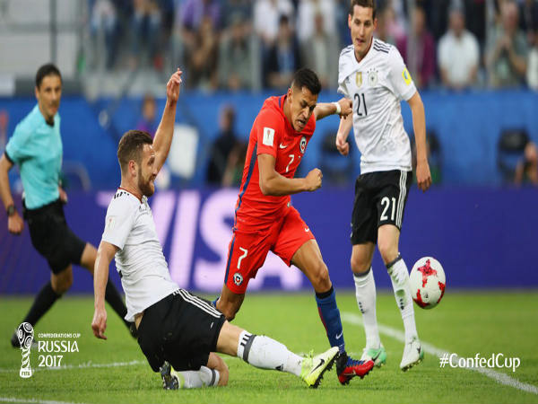 Alexis Sanchez (centre) against German defenders