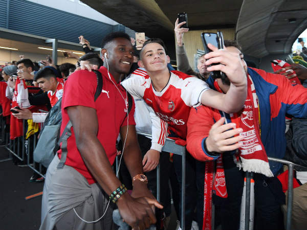 Arsenal player Danny Welbeck at Australia with a fan (Image courtesy: Arsenal Twitter handle) Arsenal player Danny Welbeck at Australia with a fan (Image courtesy: Arsenal Twitter handle)