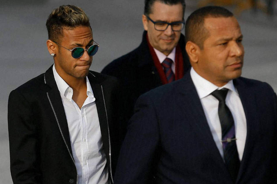 Neymar with his father (right)