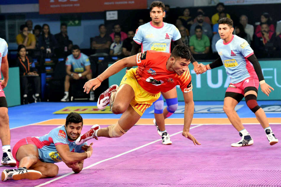  Gujarat Fortune Giants (Red and Yellow jersey) and Jaipur Pink Panthers (Blue,Pink Jersey) in action during Pro Kabaddi league match in Kolkata on Sunday.