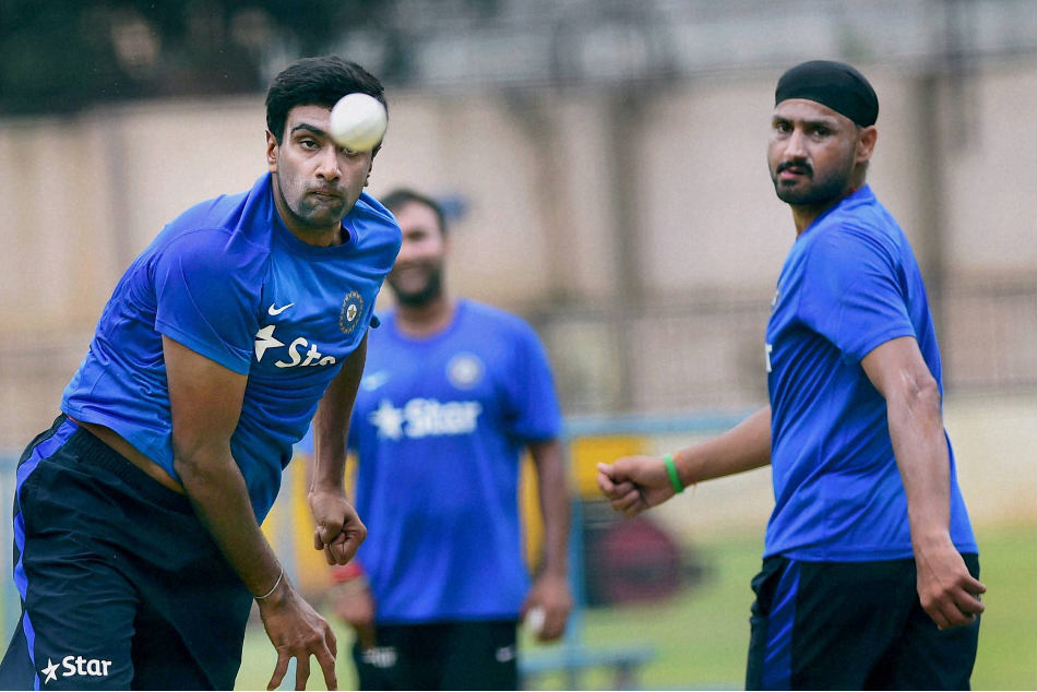 Harbhajan (right) feels Ashwin should be fielded in the Playing XI against South Africa