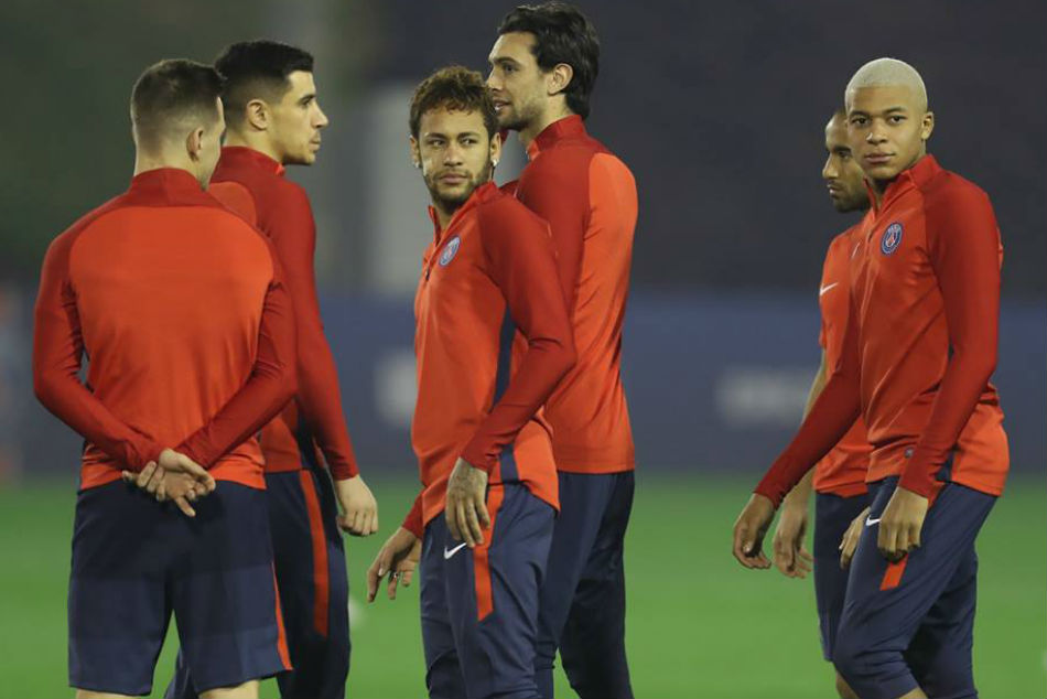 Neymar with PSG mates at the training
